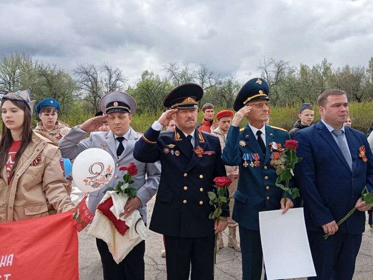 Сегодня в нашей школе прошёл муниципальный урок Мужества. Он был посвящён открытию памятной мемориальной доски уроженцу села Покровское Максимову Михаилу Сергеевичу..